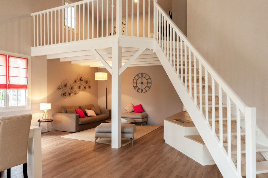 ambiance-moderne-et-chaleureuse-3 salon, escalier blanc, horloge